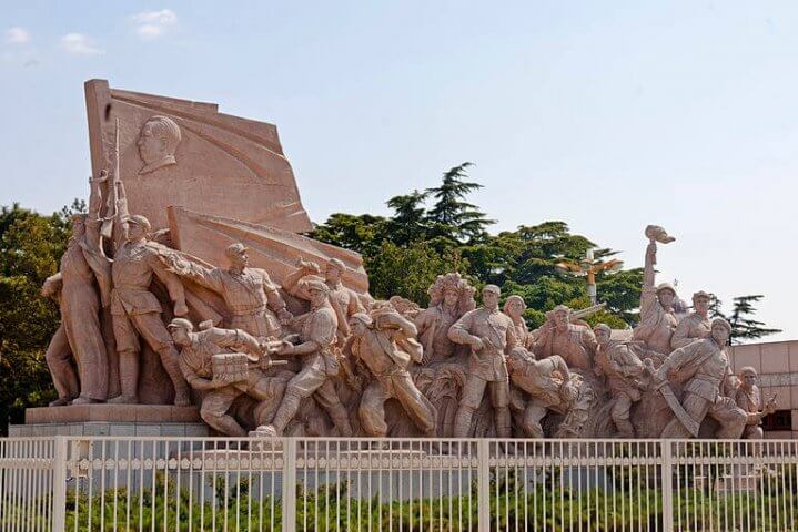 800px Sculpture of revolutionary struggle at Mao Zedong Mausoleum Tiananmen Square e1577700398132